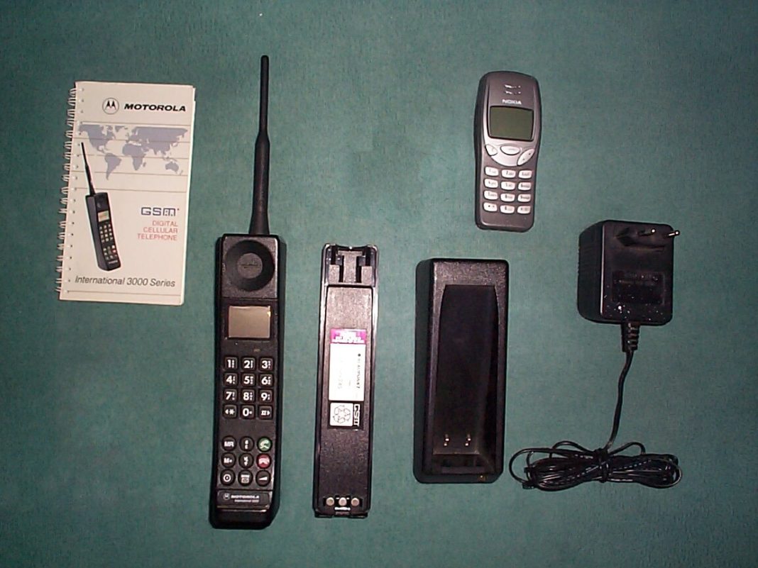 Первый телефон екатеринбург. Motorola International 3200. Motorola International 1000 GSM. Сотовый телефон Моторола 1992. 3. Motorola International 3200.